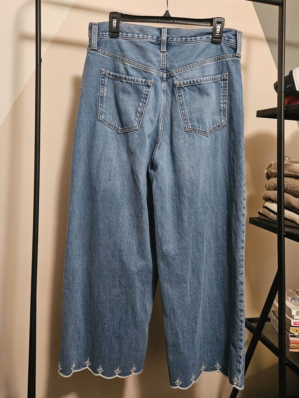 Old Navy Light Baggy Wide-Leg Jeans with Scalloped Embroidered Hem Size 8 - Picture 2 of 4
